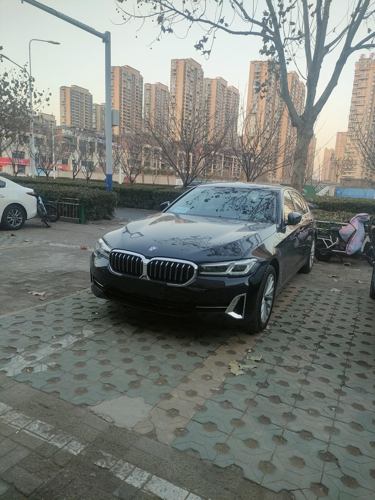 宝马5系 各位，我的是525li，马上要贴膜和车衣了，尾标的华晨宝马和525，要不要扣掉，我是想着简洁干净点，我个人是比