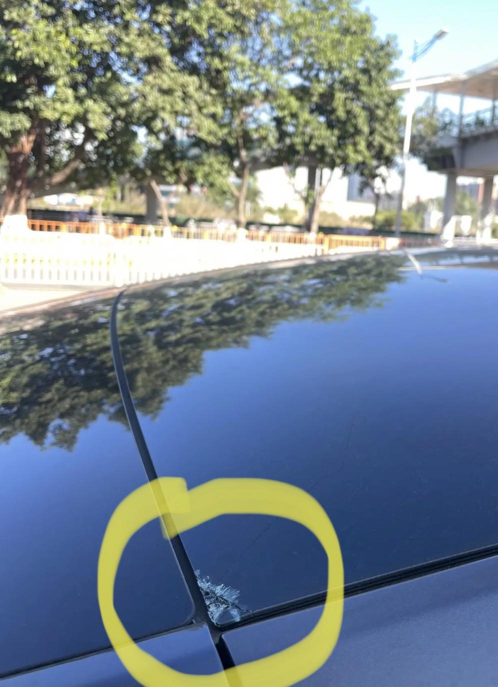 特斯拉Model Y 谁知道这个玻璃破损什么原因导致？