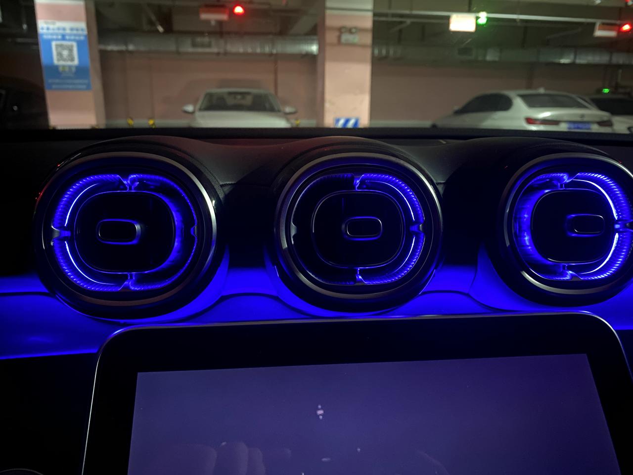 奔驰C级 兄弟们，中间氛围灯只亮一半是什么情况呀