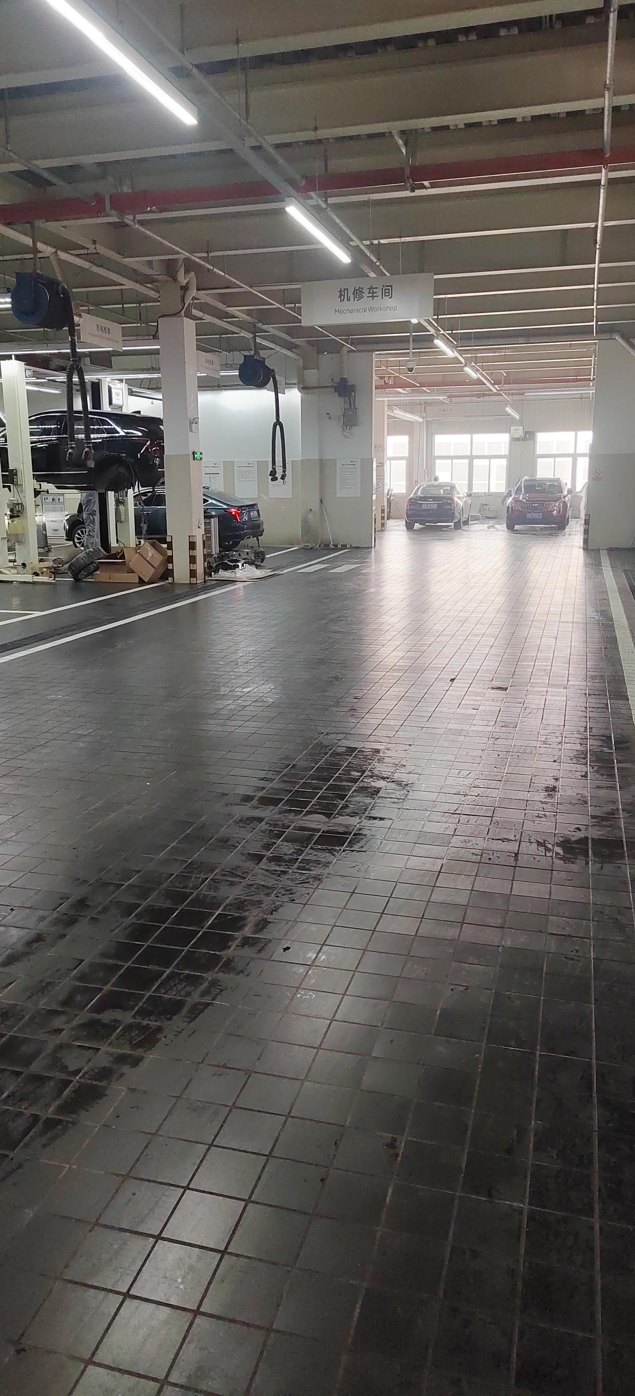 凯迪拉克CT5 去保养的时候四儿子店把空调滤拿下来看了好脏，我问换一下多少钱，二百三卧槽。我说先不换，现在我自己换的话以