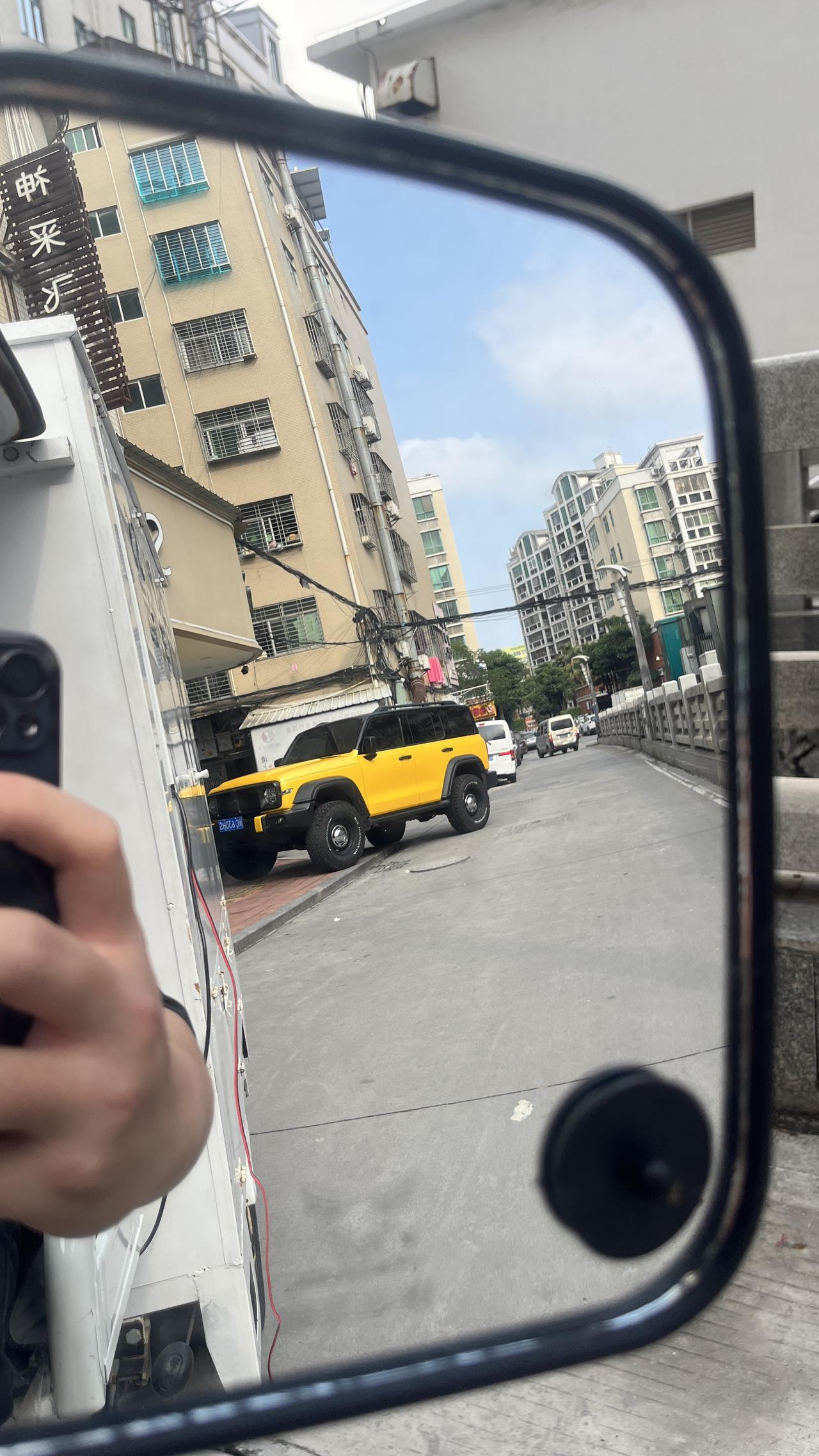 坦克300 21岁 凭自己的本事在路边拍的，第一眼看上去我窒息住了，这也太霸气了