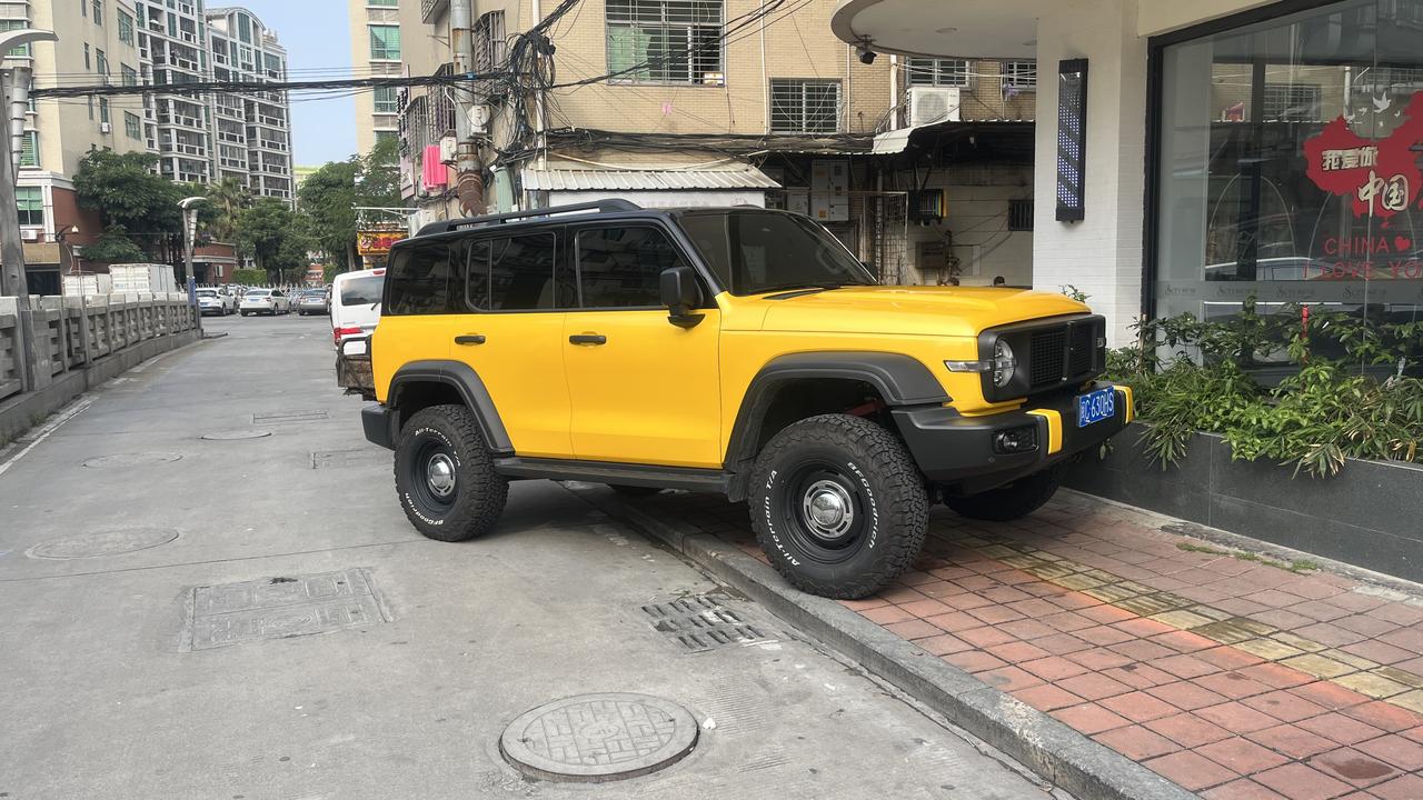 坦克300 21岁 凭自己的本事在路边拍的，第一眼看上去我窒息住了，这也太霸气了