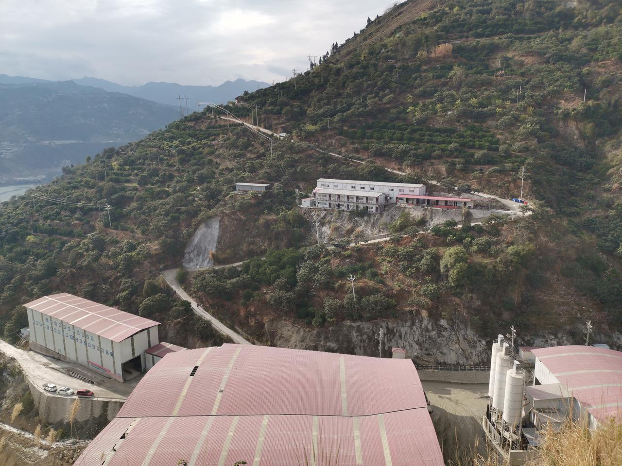 比亚迪宋PLUS DM-i 在工地上班，基本云贵川渝，每年回家一次，高速1000公里左右，主要是过年在家一个月要用车，平