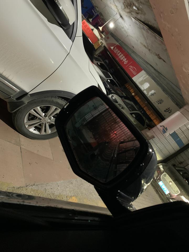 凯迪拉克CT5 晚上这个后视镜中间像是贴了太阳膜一样黑的 不是起雾 只有中间黑 敢问是咋回事？