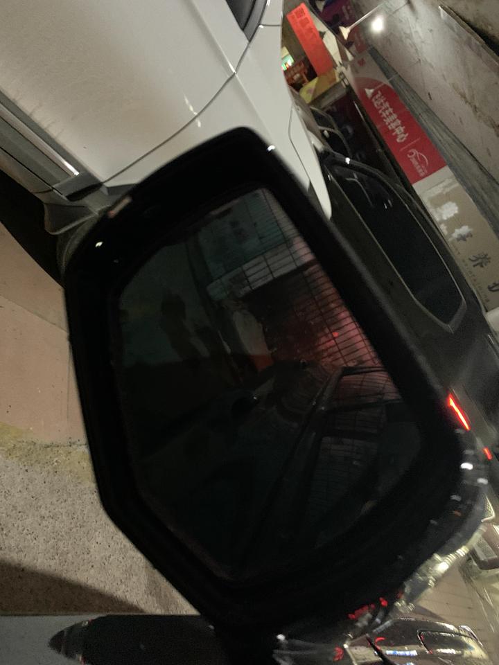 凯迪拉克CT5 晚上这个后视镜中间像是贴了太阳膜一样黑的 不是起雾 只有中间黑 敢问是咋回事？