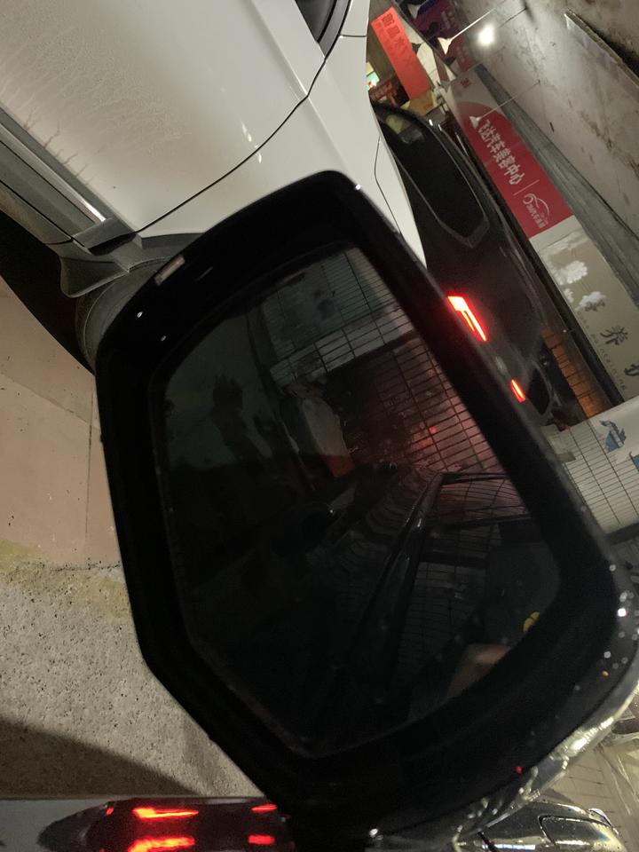 凯迪拉克CT5 晚上这个后视镜中间像是贴了太阳膜一样黑的 不是起雾 只有中间黑 敢问是咋回事？