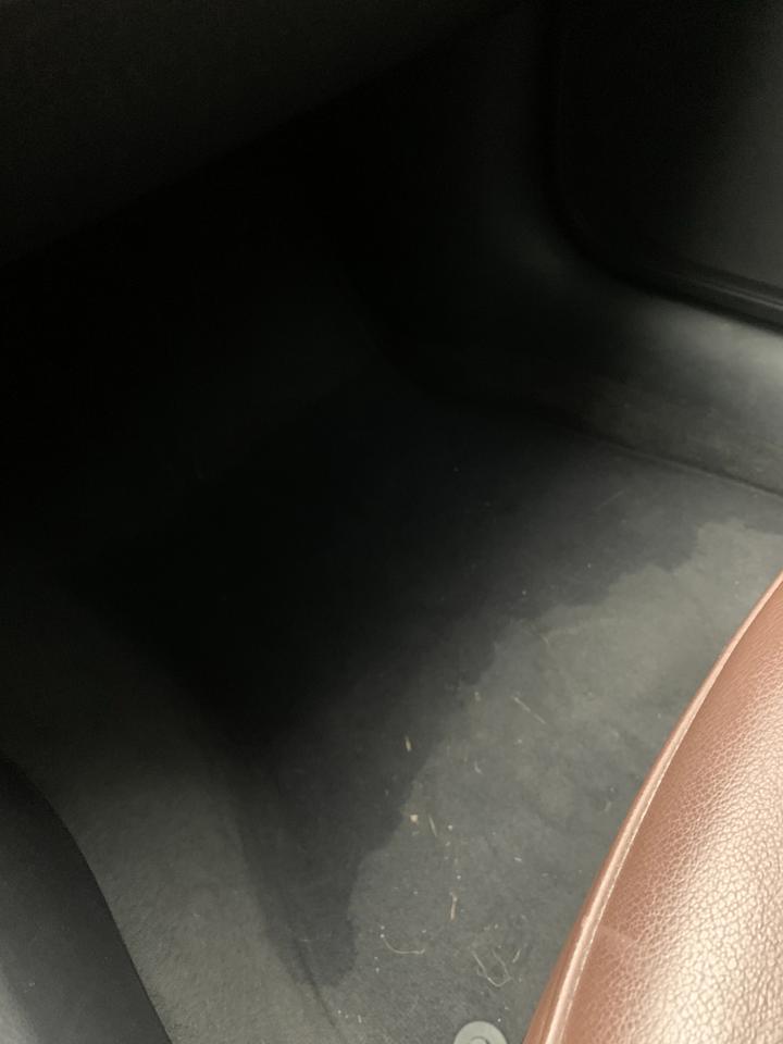 奥迪A6L c7一到下雨天就这样，顶棚是干的，水从副驾驶手套箱外右侧流进来了，去4s店说要换天窗框架，六七千，老铁们，这