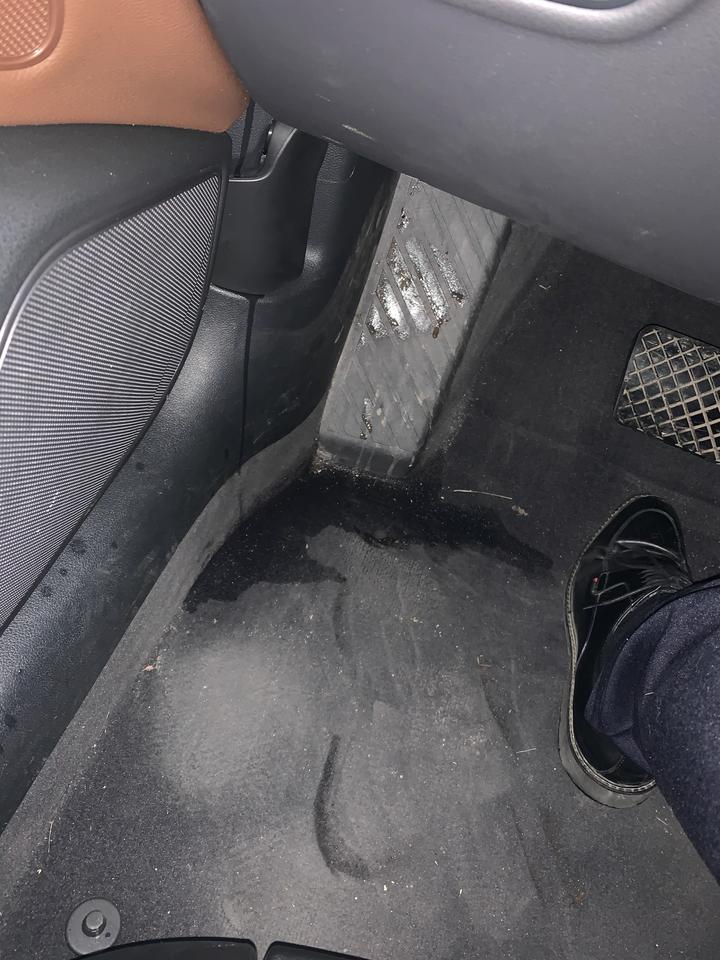 奥迪A6L c7一到下雨天就这样，顶棚是干的，水从副驾驶手套箱外右侧流进来了，去4s店说要换天窗框架，六七千，老铁们，这