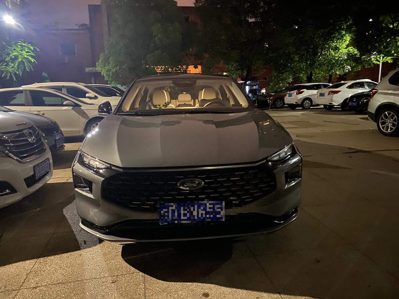 福特蒙迪欧 请问，车子有没有自带锁车一键升车窗，和解锁一键降车窗