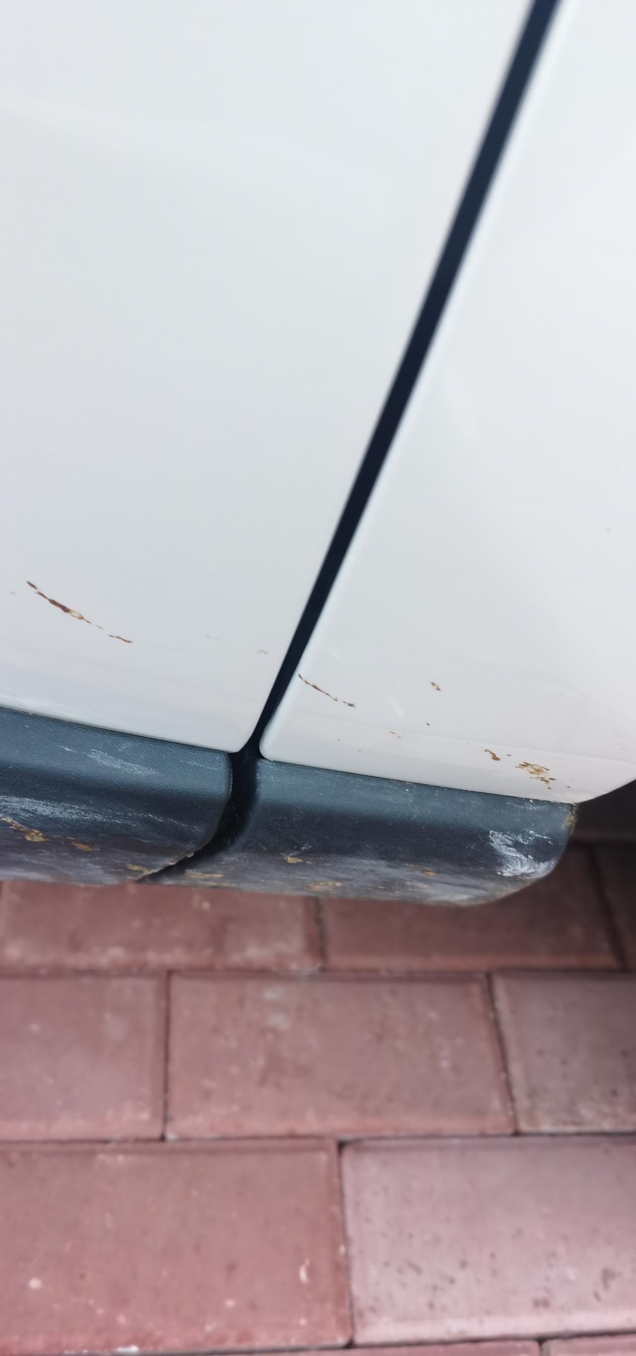 丰田RAV4荣放 车友们，我车被工业胶给喷了一小块，去不掉了，时间一个多月了，求解决方案，谢谢！