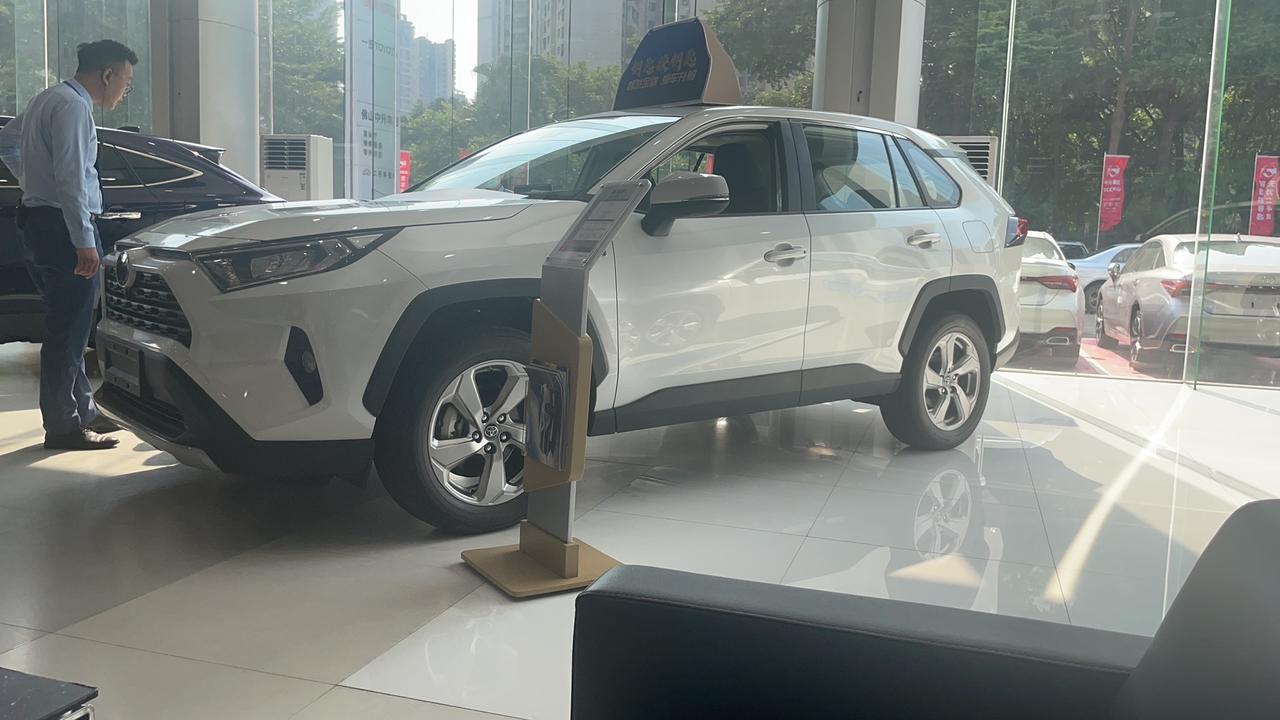 丰田RAV4荣放 各位大哥好，小弟最近在佛山三水定的黑色双驱风尚p，销售一直说没有现车，请问大哥们一般是需要等多久的？