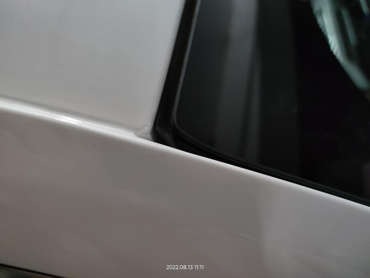别克威朗 前挡风玻璃左右上角，这种翘起，是正常的吗？