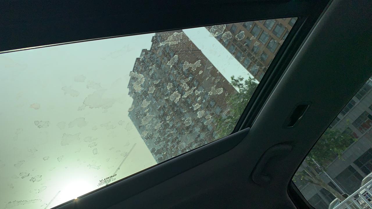 吉利星瑞 大佬们，我的车上面，经过下雨，然后没有擦干净，整个车都是那种白色的水渍，车身，四门玻璃，跟天窗，还有镀金条都是