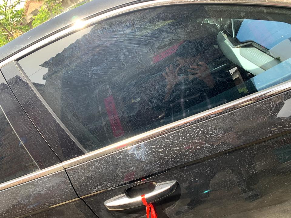 吉利星瑞 大佬们，我的车上面，经过下雨，然后没有擦干净，整个车都是那种白色的水渍，车身，四门玻璃，跟天窗，还有镀金条都是