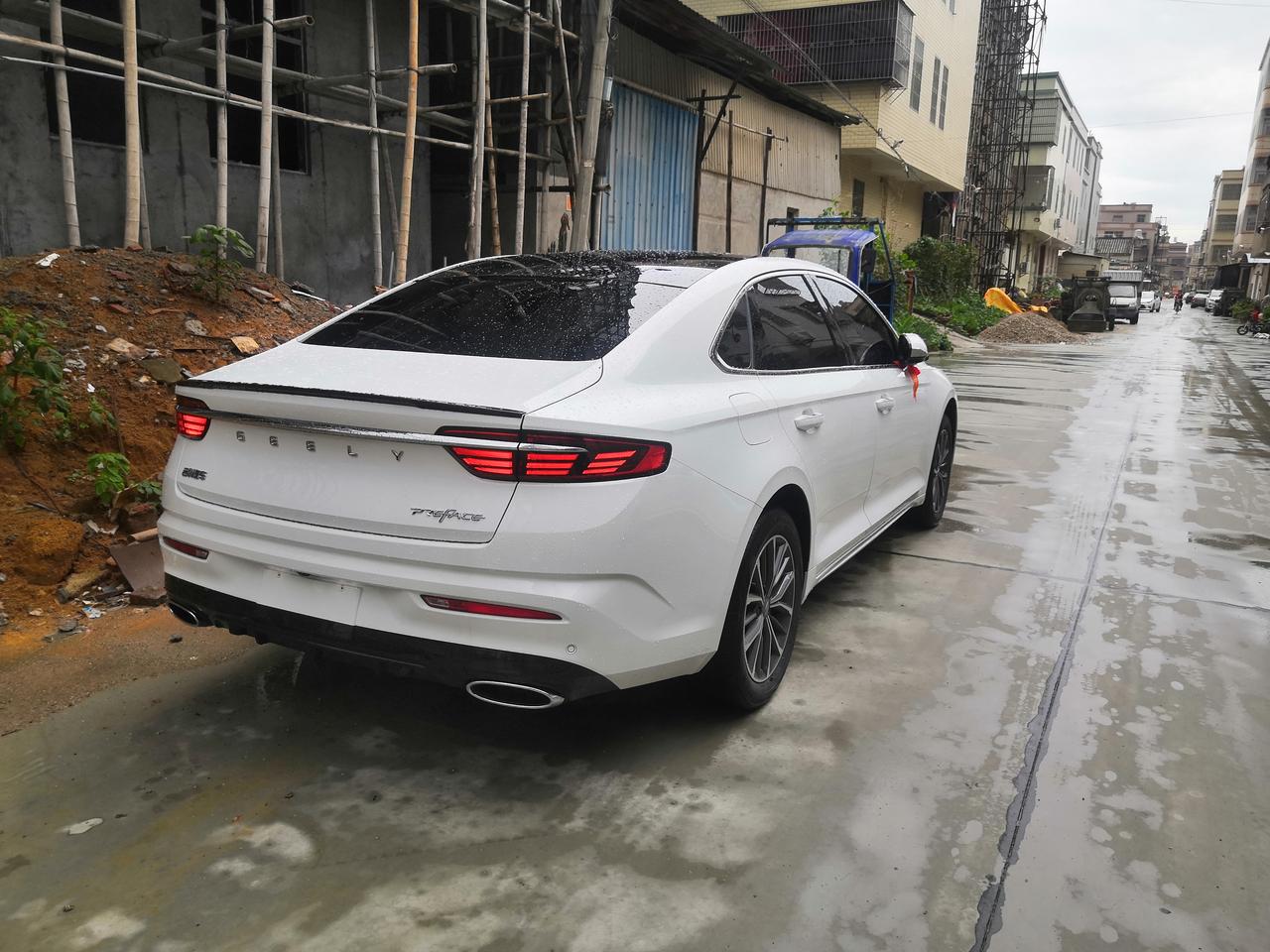 吉利星瑞 今天去提车，上路14.2万，按揭7万，首付7万，三年月供2061元，利息4000元，花6100升级7年三包整车