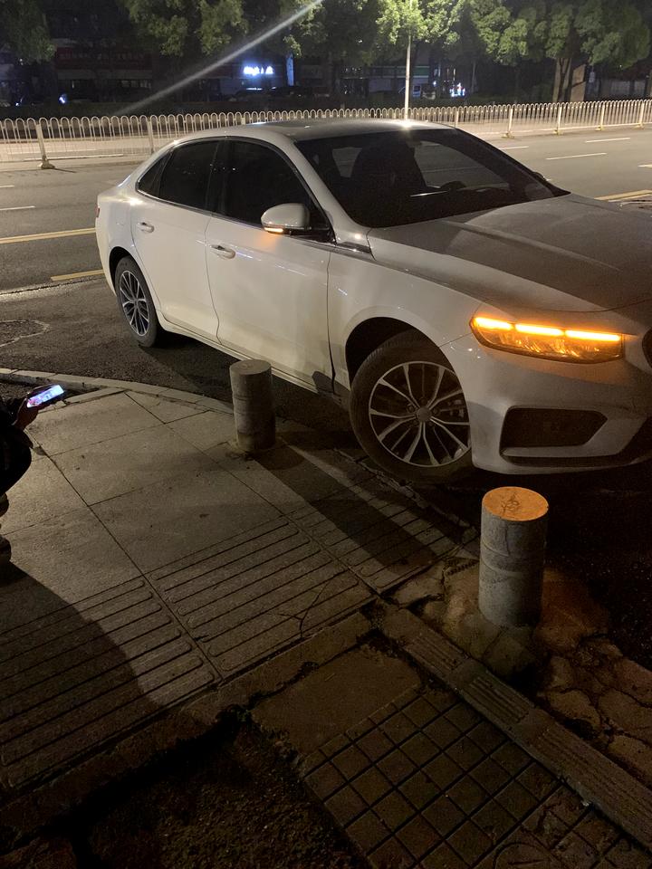 吉利星瑞 已经定损  4S店说右前门要整个重新做漆  这不成了事故车吗？ 请问一下是局部做还是整个做好
