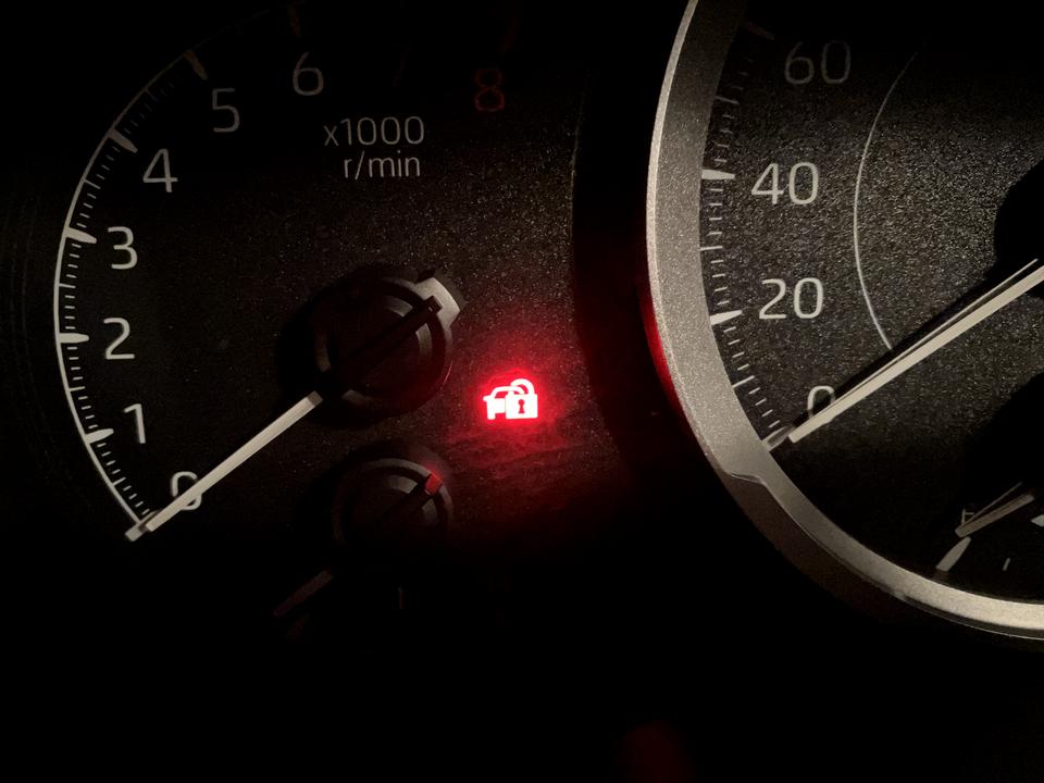 丰田雷凌 停车，熄火，锁车，这个图标一直闪跳是怎么回事呀。