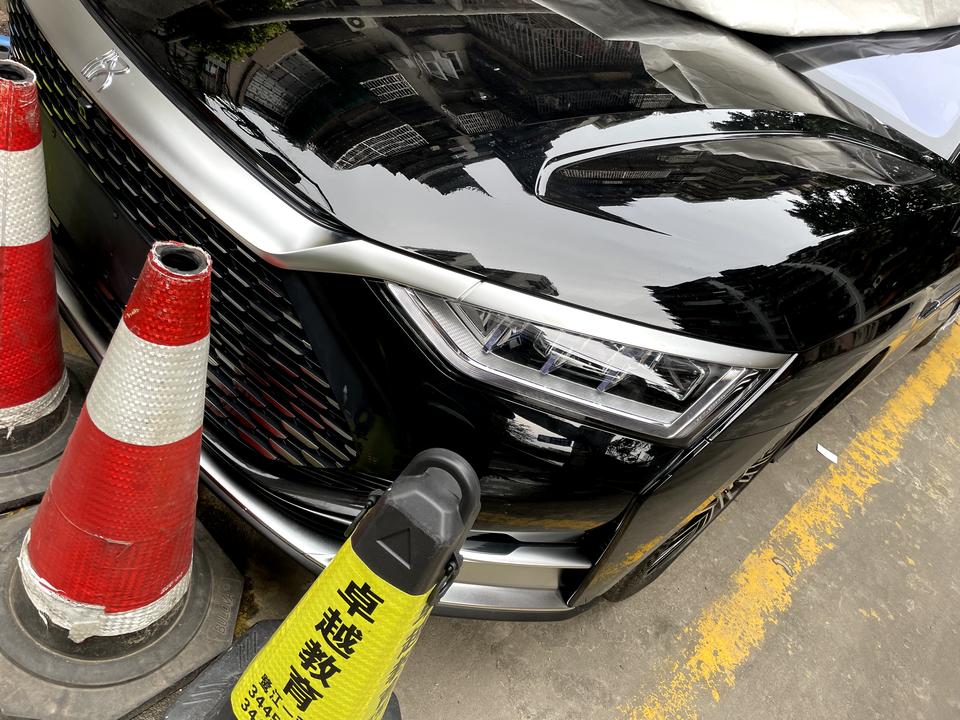 比亚迪汉DM 我想问一下为什么我的蓝灯不亮，开启自动大灯，日间行车灯也开了，我看网上别的dm的蓝灯都很明显，图三是网图