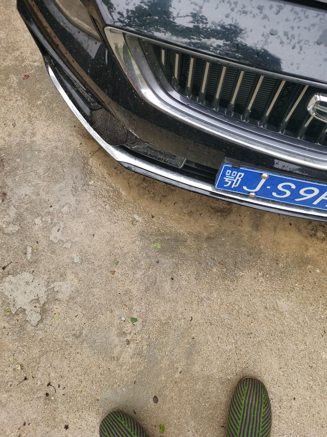 吉利星瑞 这儿漏水正常吗？我看下面有走线？