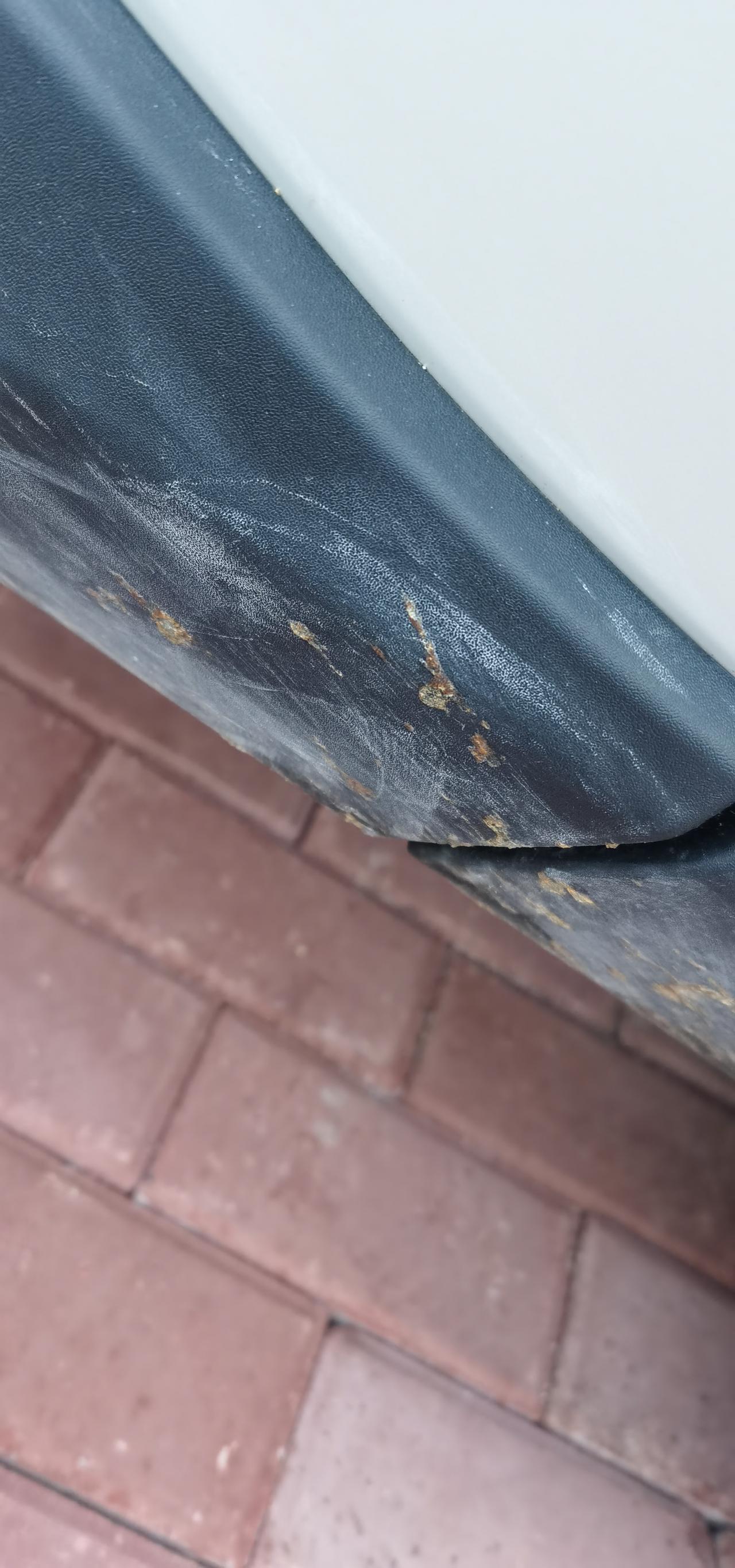 丰田RAV4荣放 车友们，我车被工业胶给喷了一小块，去不掉了，时间一个多月了，求解决方案，谢谢！