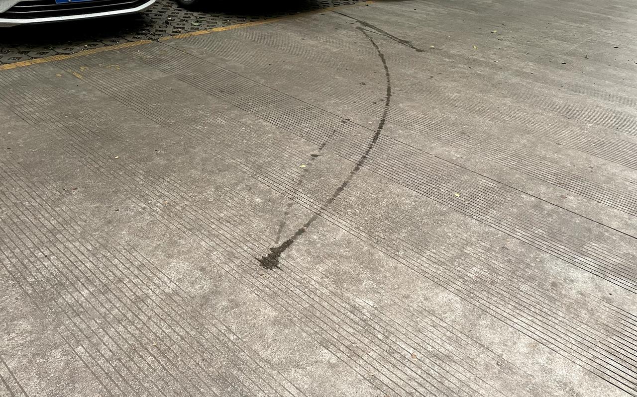别克昂科威 请问各位老司机，停车的时候 地面上留下水印是什么原因呢