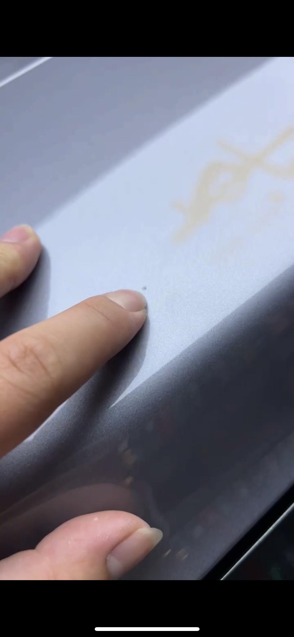 福特蒙迪欧 新提的车，去贴膜 结果贴膜店发现机盖漆里面有凸点 说是出厂就有的 该怎么去跟4S店谈