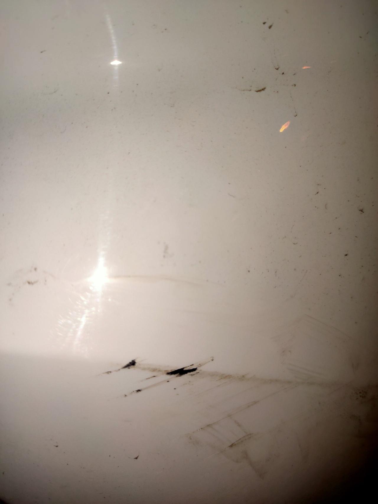 星瑞白色车。前后保险杠剐蹭，漏出黑色，怎么处理。第一张和第二张一个位置，第三张后面，都是塑料材质