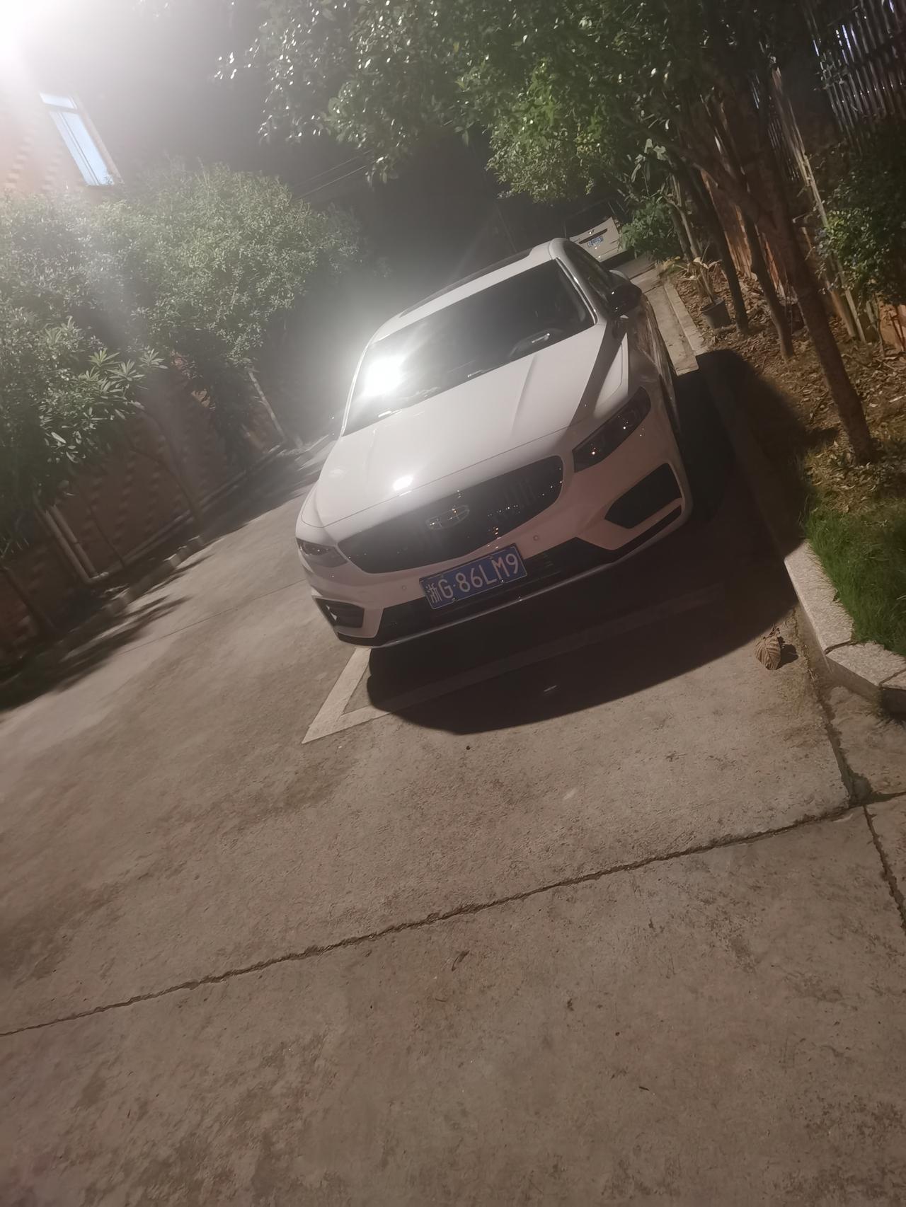 吉利星瑞 有没有车友出现过这种情况，车在停下的情况它自动播放歌曲，而且也关不掉，按了好几次都没有用，然后我想熄火也是一样