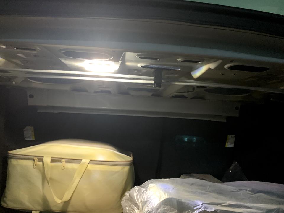 福特蒙迪欧 20款后备箱上面是裸露得吗  买的时候都没注意