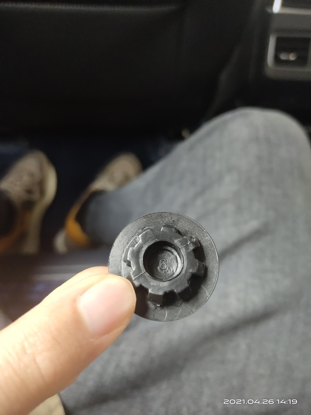 吉利星瑞 贴完改色膜后发现驾驶位的存储位置多了个这？？这是啥啊