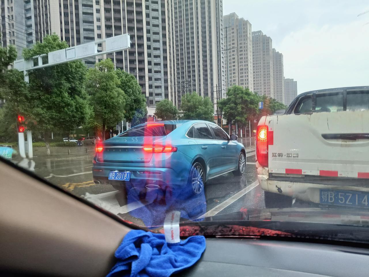 吉利星瑞 尊贵版有哪些颜色有银色嘛？（路上遇到一辆好帅）