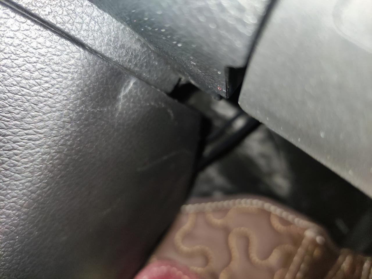 吉利星瑞 驾驶侧左脚那个部位的塑料护板在装行车记录仪的时候被掰弯了一点，现在后边一点扣不住了，能换这玩意吗？得多钱？