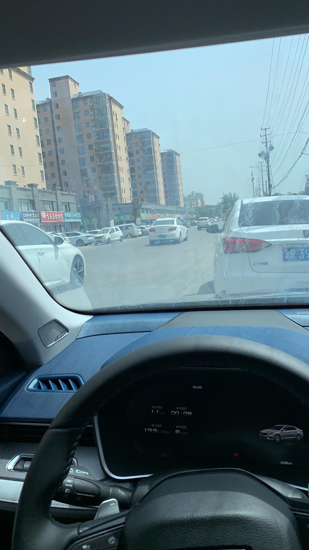 吉利星瑞 大佬们，我的车上面，经过下雨，然后没有擦干净，整个车都是那种白色的水渍，车身，四门玻璃，跟天窗，还有镀金条都是