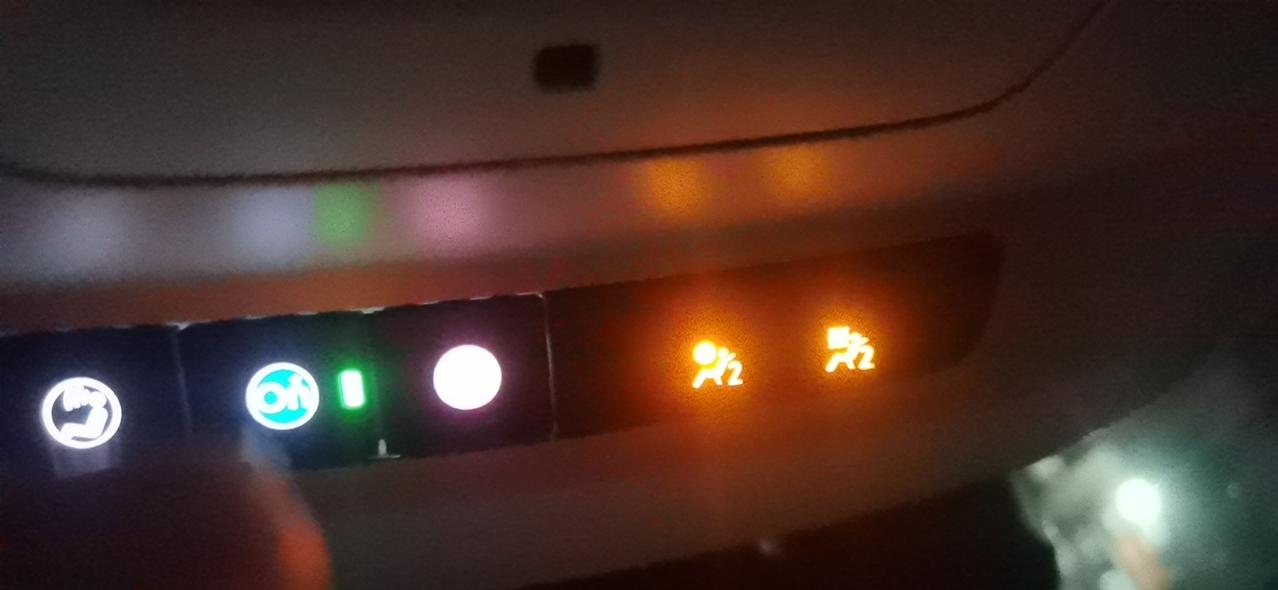 别克昂科威 安吉星旁边的黄色指示灯亮起是什么鬼