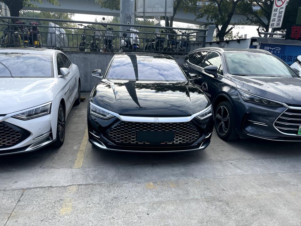 比亚迪汉DM 我想问一下为什么我的蓝灯不亮，开启自动大灯，日间行车灯也开了，我看网上别的dm的蓝灯都很明显，图三是网图