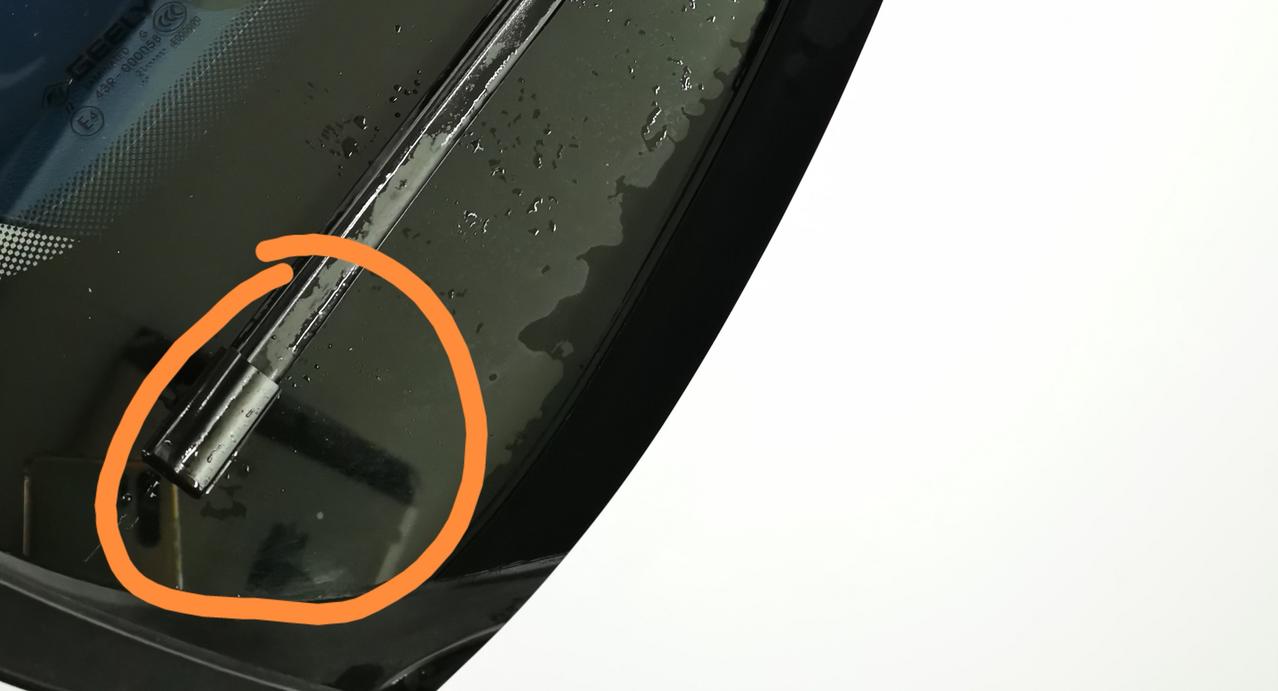 吉利星瑞 各位大佬们谁知道这是哪里的？  是雨刷的头不是，今天洗车后前档玻璃那掉了两个，像是雨刷头的套。