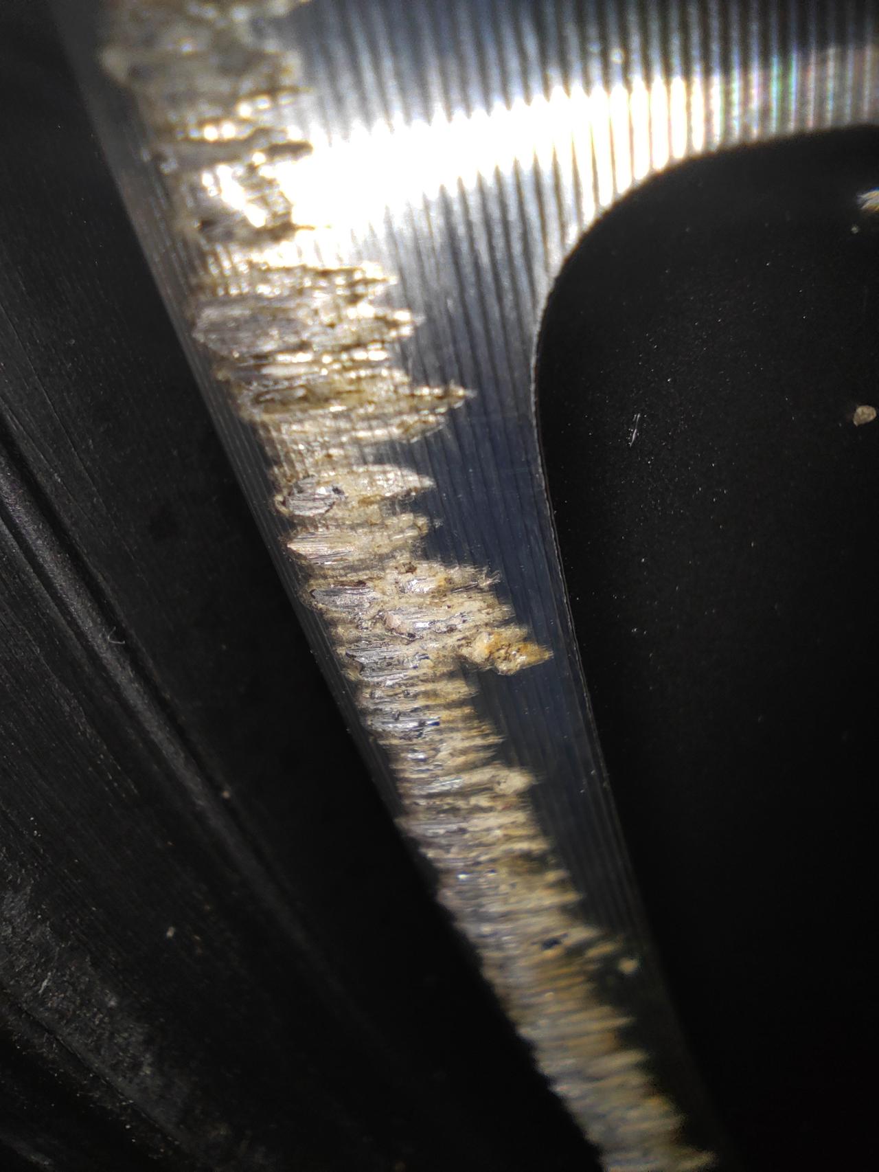吉利星瑞 车轮刮挂马路牙子了，轮毂擦伤怎么修划算这好像不能自己简单的打磨喷漆