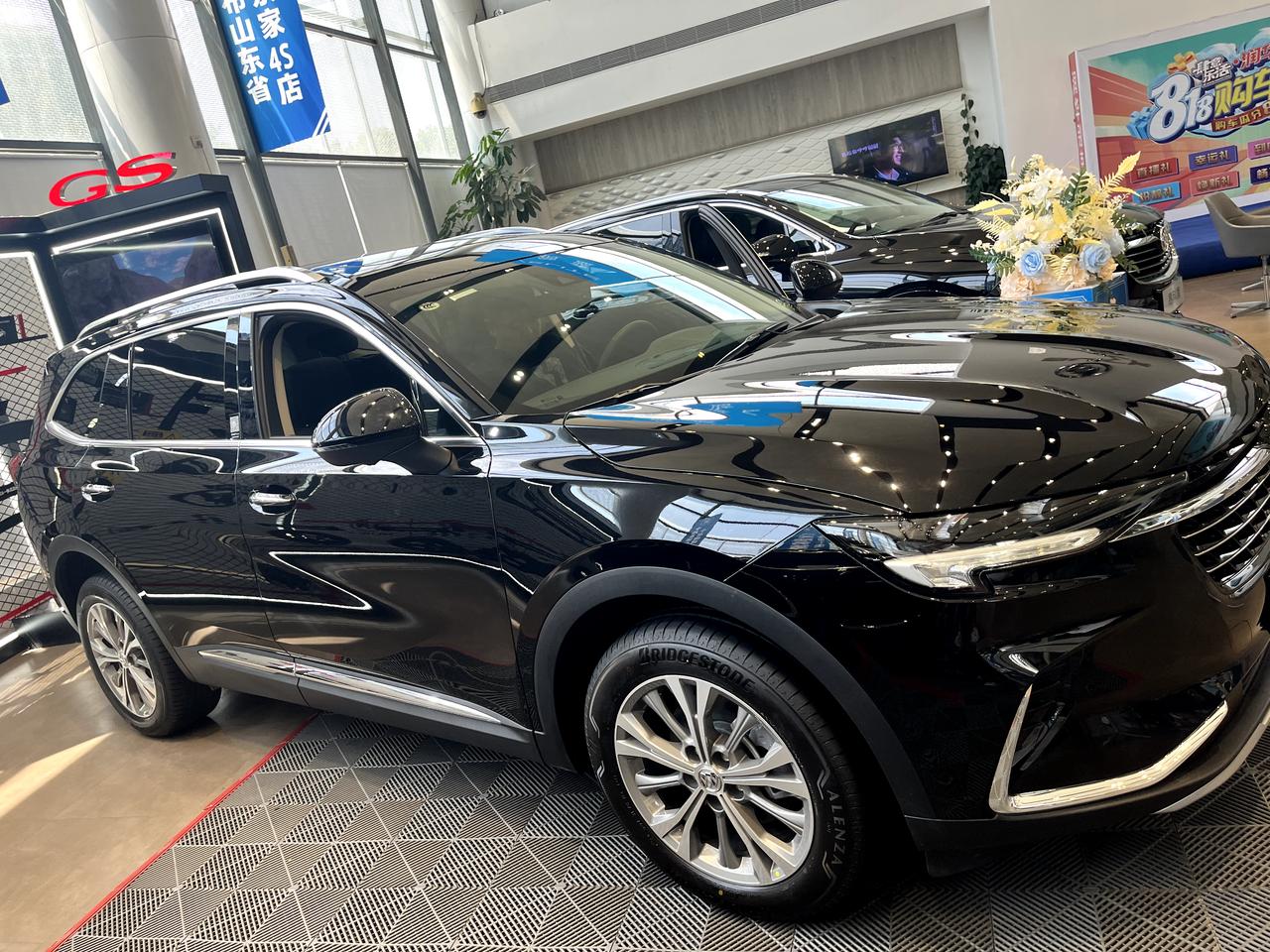 兄弟们，最近要去购车，坐标青岛，请问昂科威plus  652T五座两驱豪华版全款多少落地比较合适，赠品可以要到哪些