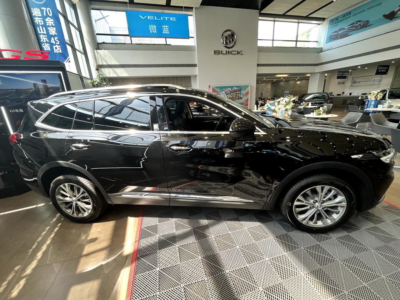 兄弟们，最近要去购车，坐标青岛，请问昂科威plus  652T五座两驱豪华版全款多少落地比较合适，赠品可以要到哪些