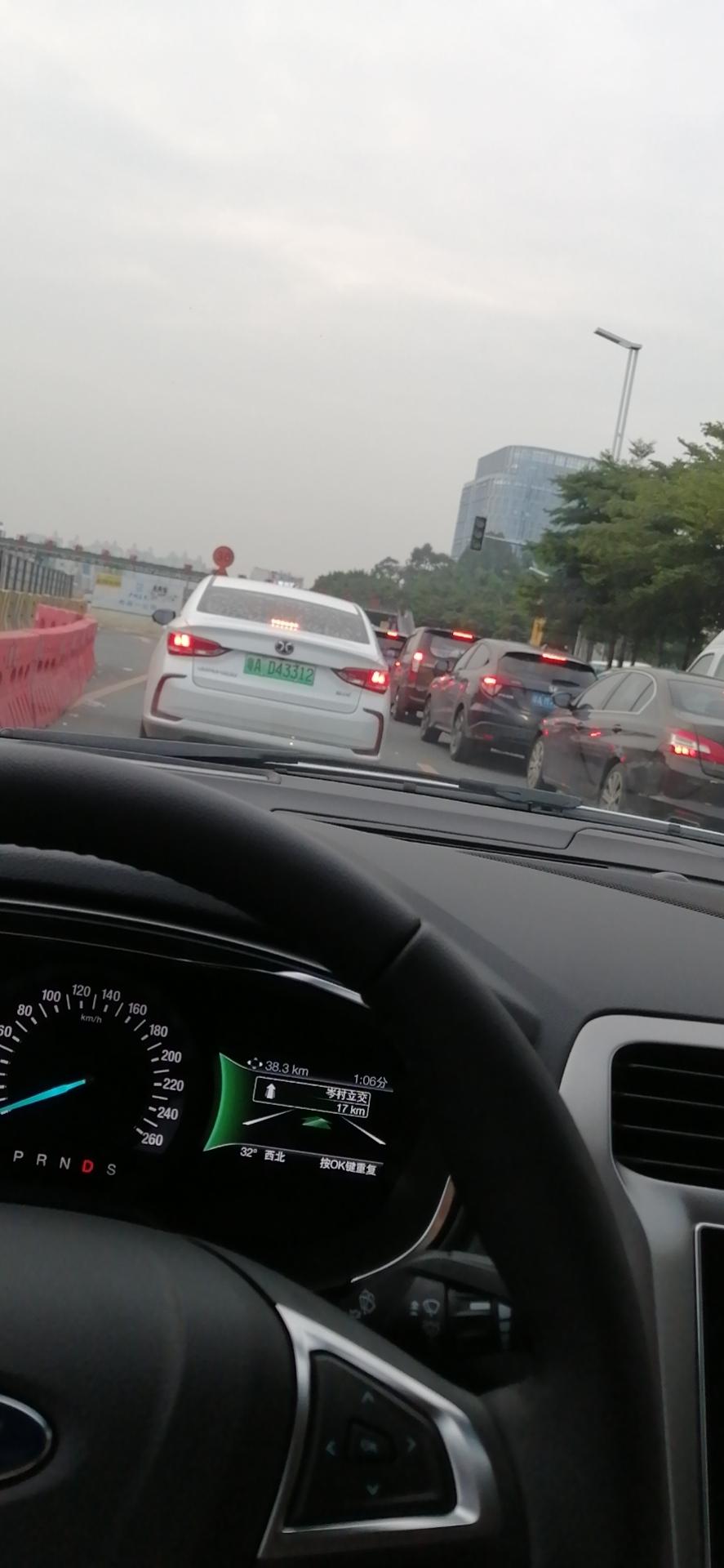 豪华版蒙迪欧锁车，车玻璃不自动上升关闭？有那位高人知道的，在哪里设置。谢谢告诉