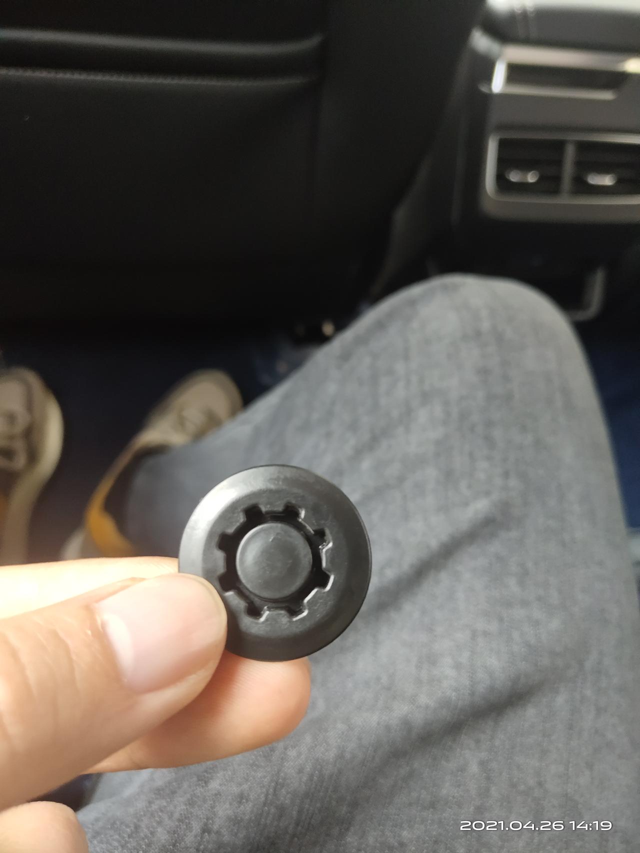 吉利星瑞 贴完改色膜后发现驾驶位的存储位置多了个这？？这是啥啊
