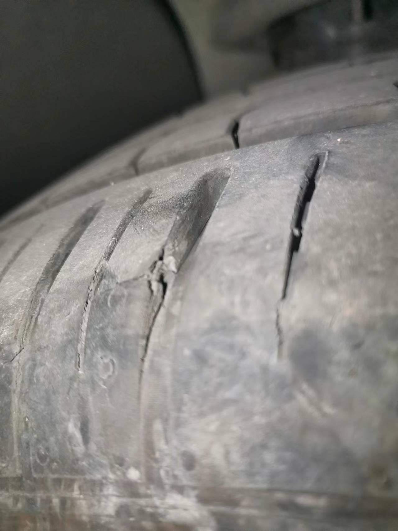 奇瑞艾瑞泽5 新车买回来刚刚四个月，平日市区上班代步开开，路上也没有颠簸路段，今天突然发现右前轮胎怎么这样了请问车友们，