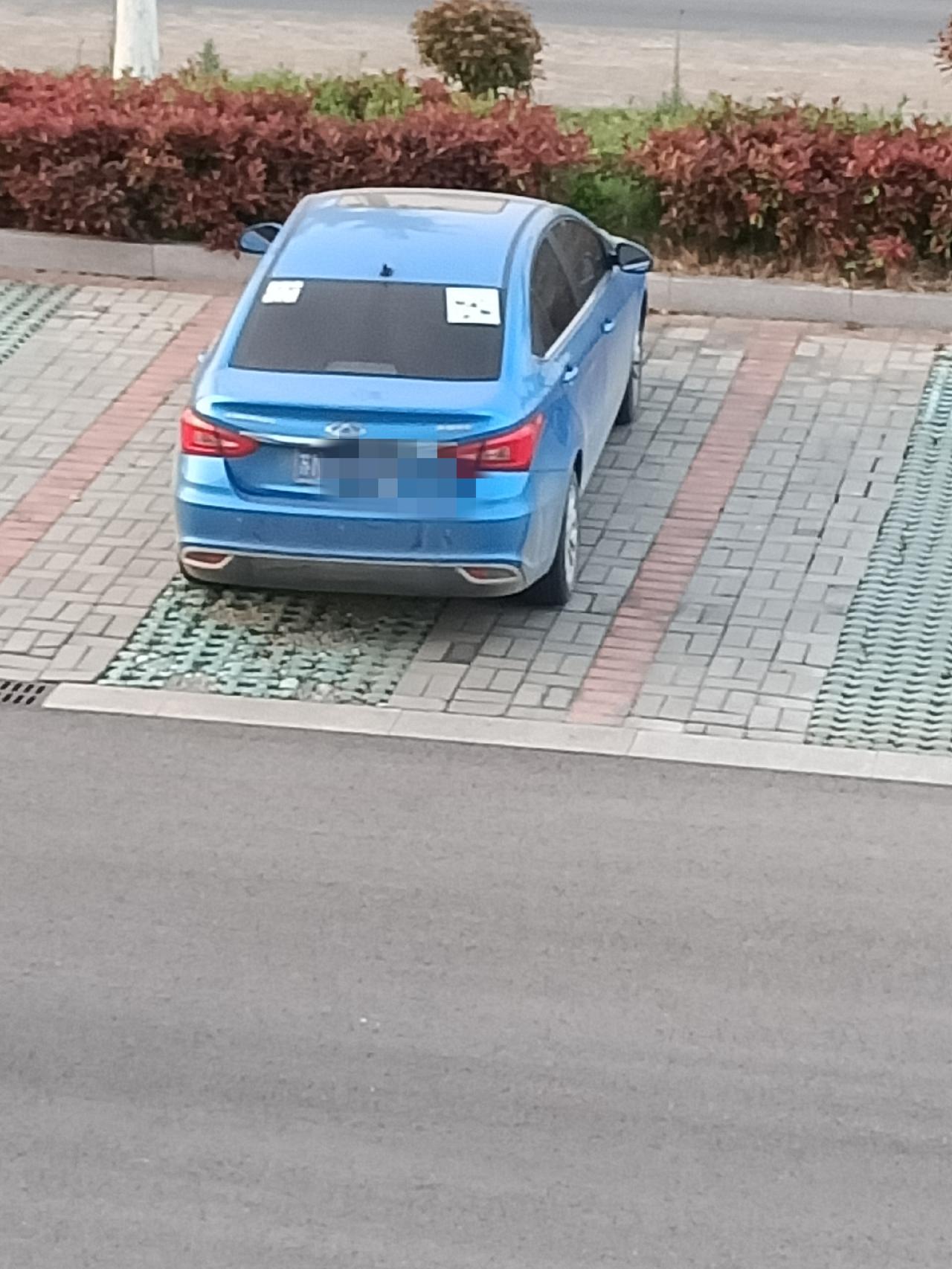 昨天和我们当地奇瑞销售人联系了一下，艾瑞泽5手动青春版落地要六万四，看很多车友说六万就能落地，甚至还有五万七八就能落地的