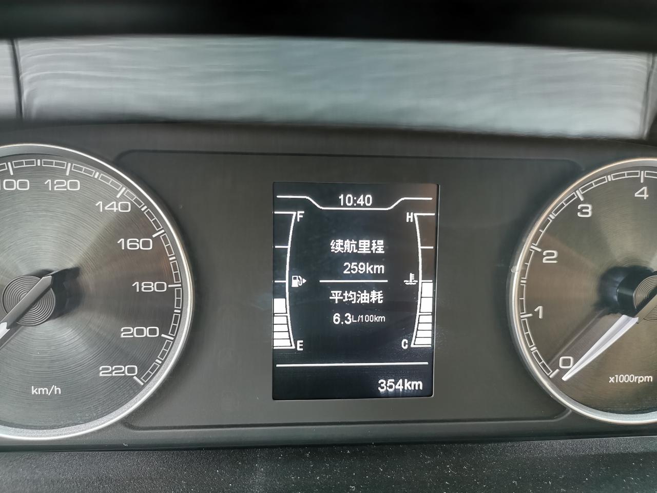 奇瑞艾瑞泽5 手动档大哥们，教教我坡上咋起，今天下午两个红绿灯硬是没起来，之前不这样的啊，后来一公交司机给我开到一边了，