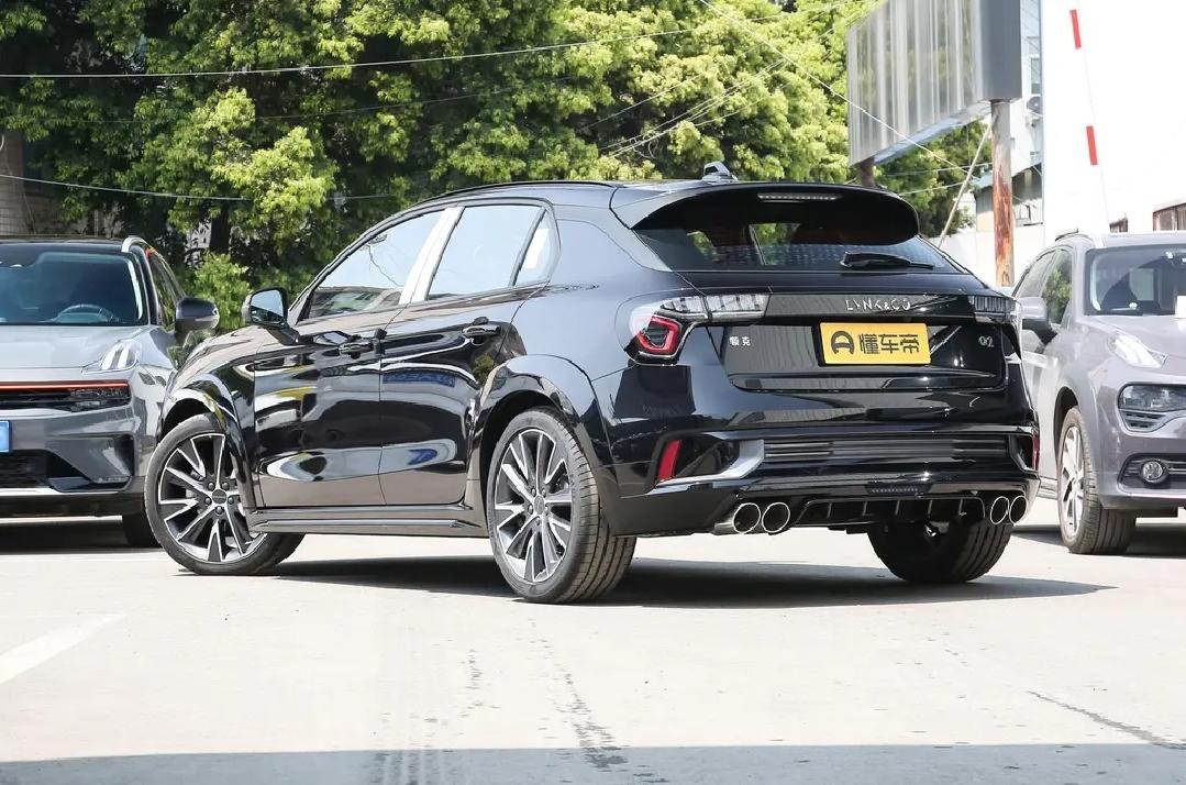 领克02 Hatchback 家人们2022款的高功版跟2021款的高功有啥区别吗？内饰外形