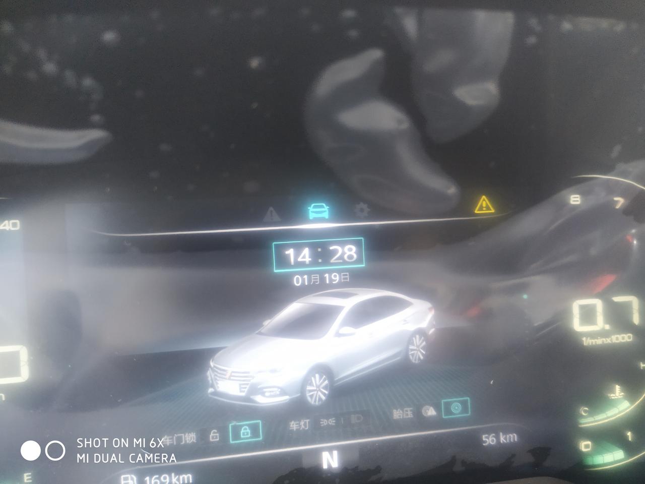 荣威i5的车友们   我这个是4g互联旗舰版  上面这个黄色的感叹号 是什么意思    今天还报警说  前轮右左气压过高