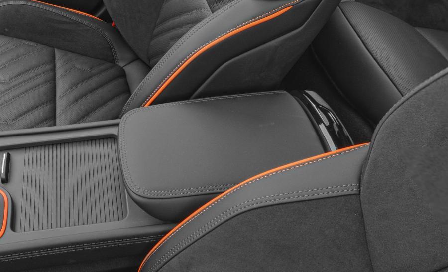 领克02 Hatchback 你们感觉到扶手箱盖子滑动太滑了吗？扶手箱盖子在前端末端都有卡扣，拉出来那端还挺紧,缩进去那