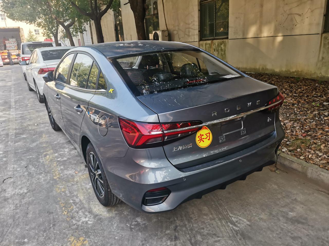 荣威i5 新车买回来1周，开了100km，第一次发现车底油水印时有2处。在发动机下面和车子前后轮中间右边。第二次是中午开
