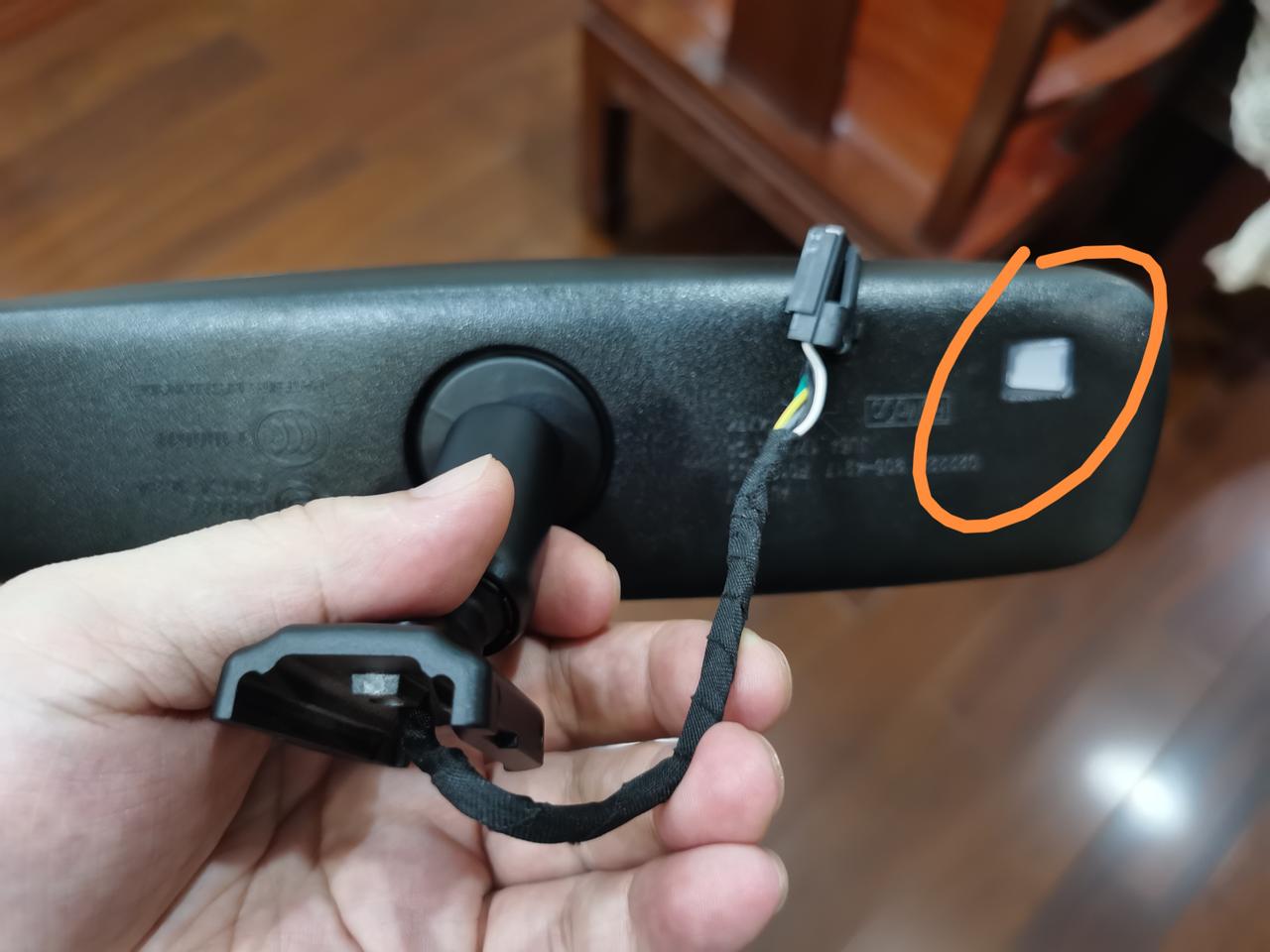 林肯冒险家 内后视镜画圈部位传感器是什么作用？我在四儿子换了流媒体（行车记录仪）后视镜，今天发现拆下来的原装后视镜背这个