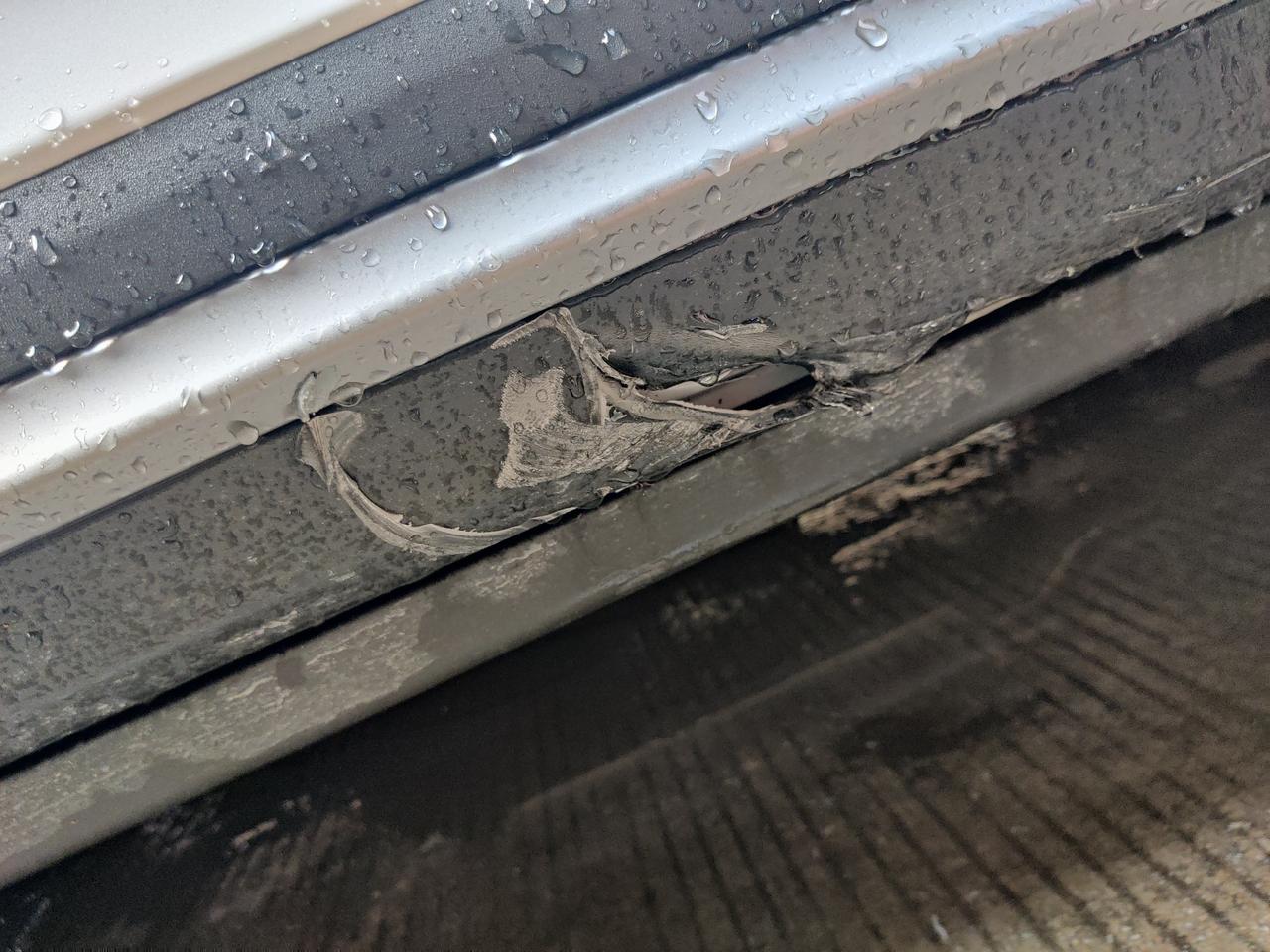 刚提新车，冒险家驾驶舱门下面的饰板和饰板里面的金属割破了。严重吗